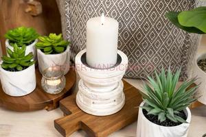 Portavelas alto con acabado lavado en blanco, candelabros de madera grabados a mano, candelabros de pie de calidad superior - Product Image 5