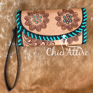 Étui de téléphone d'embrayage de portefeuille de sculpture usiné à la main de l'Ouest avec bordure de couleur turquoise Portefeuille en cuir occidental élégant à usages multiples - Product Image 1