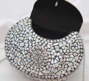 กระเป๋าคลัทช์โลหะลายดอกไม้สไตล์วินเทจทำมือโมเสกดีไซน์พรีเมี่ยม - Product Image 3