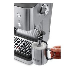 Cafetera DeLonghi con bomba de 15 bares de presión para café molido y cápsulas, uso manual. - Product Image 4