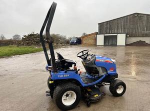 รถแทรกเตอร์ฟาร์มขนาดเล็ก TXG237 Iseki พร้อมตัวโหลดที่ต่ออย่างรวดเร็วและถัง22HP 4WD เครื่องยนต์ดีเซล540 PTO 3 POINT Hitch - Product Image 5