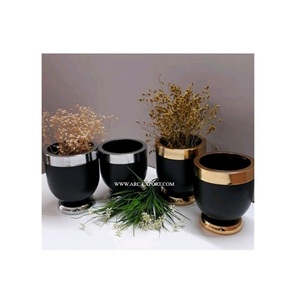 Framhouse Jardinière de décoration de jardin et pot de fleurs de forme ronde très demandée Jardinière de luxe noire et or pour l'approvisionnement de jardin - Product Image 1