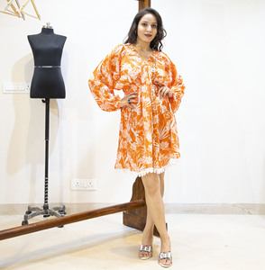 Elegante mujer rayón impreso Resort y Playa diseñador encaje corto cuello en V túnica vestido estampado para mujeres con Vestido de manga larga - Product Image 3