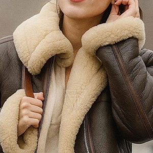 Veste en cuir shearling respirante et écologique pour femme, qualité supérieure, légère, tricotée, avec logo frontal et coupe raffinée - Product Image 3