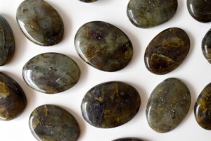 Nouvel Arrivage Pierre de la Lune Ovale Couleur Naturelle et Labradorite, Pierres de Soin Feng Shui pour Décoration, Cadeaux et Pierre de Poche - Product Image 3