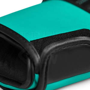 Gants de boxe en cuir professionnels pour hommes et femmes avec un design durable et un ajustement sécurisé pour l'entraînement et la pratique - Product Image 4