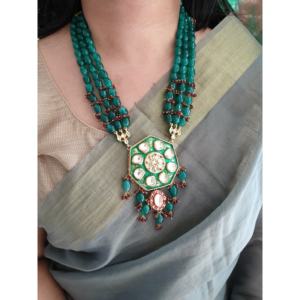 Collier Kundan perlé vert traditionnel serti de boucles d'oreilles bijoux indiens faits à la main avec Meenakari et conception de finition or - Product Image 2