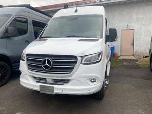 OFERTA: Autocaravana C-o-a-c-h-m-e-n G-a-l-l-e-r-i-a 24FL 2024 Usada, Lista para la Venta - Product Image 2