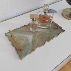 Plateau de service design en résine finition vibrante luxueuse faite à la main, parfait pour recevoir des invités ou un affichage décoratif à la maison - Product Image 6