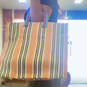 Bolsa de compras a rayas tejida de plástico con cremallera reutilizable de moda respetuosa con el medio ambiente personalizada, nailon reciclado para viajes en la playa - Product Image 1