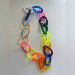 Collier d'art en résine colorée Bijoux de déclaration de style bohème fabriqués à la main pour femmes et filles - Product Image 1