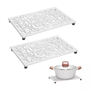 El clásico salvamanteles de metal blanco presenta un diseño cuadrado tallado a mano, perfecto para platos calientes y ollas en cualquier hogar o cocina moderna - Product Image 2