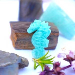 หินอเมซอนไนต์ธรรมชาติอัญมณีแกะสลักรูปทรงม้าน้ำสำหรับทำเครื่องประดับจี้อัญมณีแกะสลักแฟนซีแบบหลวมขนาด25มม. - Product Image 1