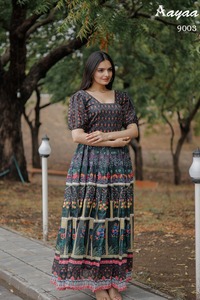 DERNIÈRE DESIGNER PURE CHANDERI AVEC ROBE D'IMPRESSION NUMÉRIQUE LOURDE - Product Image 2