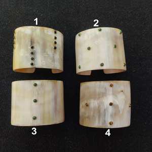 Bracelet large en corne de buffle écologique fait à la main avec des accents de points en laiton, bijoux de déclaration pour femmes - Product Image 1