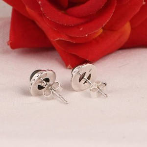 Boucles d'oreilles clous en agate mousse serties clos, en argent vieilli, bijoux de luxe bohèmes avec pierres précieuses pour fêtes et cadeaux - Product Image 1