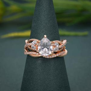 Conjunto de Anillo de Compromiso y Alianza de Oro de 14k con Diamante Cultivado en Laboratorio con Corte de Pera Trenzado, Certificado por IGI, VVS, Tendencia Principal - Product Image 4