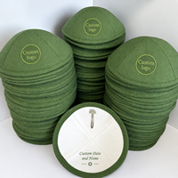 Op maat gemaakte saliegroene linnen kippah met logo borduurwerk en olijftakkenprint voor bruiloften en Bar Mitzvah.
