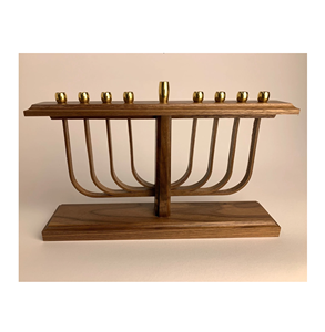 Ménorah classique en bois à bras courbes avec bougeoirs en laiton pour une décoration intérieure intemporelle et des présentations festives - Product Image 1