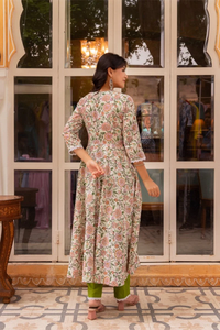 Conjunto Angrakha de Algodón con Estampado a Mano SUNHARI Aamira con Dupatta de Malla, Kurta de Algodón Puro con Estampado Floral y Pantalones, Ropa Étnica para Mujer - Product Image 6