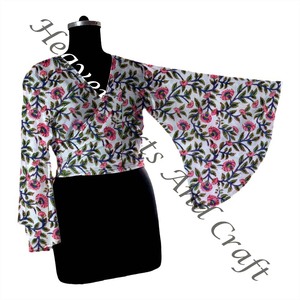 2025 Nueva colección bloque impreso cuello en V Wrap Tie Top Kimono manga para mujer ropa de playa vacaciones mano bloque estampado Top - Product Image 1