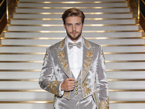 Costume en velours noir pour homme avec broderie dorée, veste de smoking et pantalon pour réception de mariage - Product Image 3