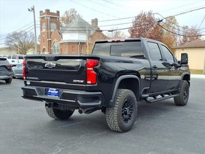 2024 Silverado 2500HD ZR2 Crew Cab 4WD Volante a la Izquierda Automático Interior Oscuro Asientos de Cuero Neumáticos R19 Techo Solar LED - Product Image 4