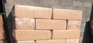 ขี้เลื่อยไม้สนคุณภาพสูง 100% จากธรรมชาติ ใช้เป็นวัสดุปูพื้นสำหรับสัตว์ ผลิตภัณฑ์จากขยะทางการเกษตร บรรจุในห่อขนาด 20 กก. - Product Image 3