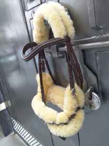 Cómoda brida de piel de oveja para carreras de caballos y saltos Deportes al aire libre Producto para caballos - Product Image 4