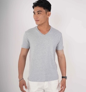 เสื้อยืดคอวีสำหรับผู้ชายและผู้หญิงผ้าคอตตอน100% ใส่สบายสีล้วนว่างเปล่าต้านจุลชีพใส่สบายจากผู้ผลิตในเวียดนาม - Product Image 4