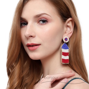 Orecchini patriottici 4 ° di July orecchini pendenti rossi bianchi blu fatti a mano con perline | Gioielli di moda festivi all'ingrosso USA - Product Image 3