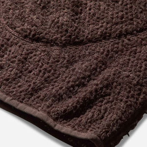 Perfecto para looks casuales, atléticos o de calle. Puños y dobladillo acanalados para un ajuste cómodo y moderno. - Product Image 4