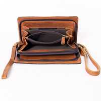 Pochette en cuir de vachette de style bohème vintage faite à la main avec fermeture éclair à pompon, sangle unique et compartiments pour cartes/argent liquide