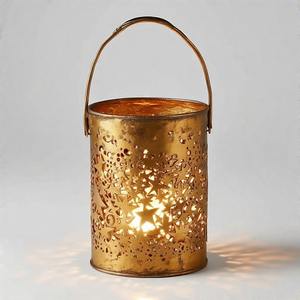 HollyLight Frosted Elegance Portavelas de aluminio fundido Centro de mesa de vacaciones con detalles de copos de nieve - Product Image 5