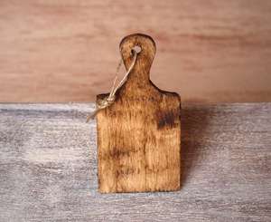 Tabla de Cortar de Madera Rústica en Miniatura - Sostenible, Duradera y Apta para Lavavajillas - Product Image 1