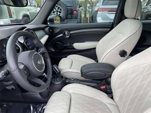 MINI 2023 Hardtop 2 portes Cooper S Classic 2dr hayon avec Prod soigneusement utilisé - Product Image 5