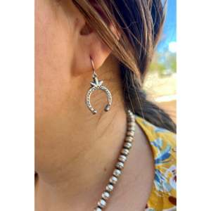 Collier et pendentif Naja Blossom en turquoise Dry Creek et argent sterling, fait main par des artisans Navajo, bijoux culturels de collection - Product Image 3
