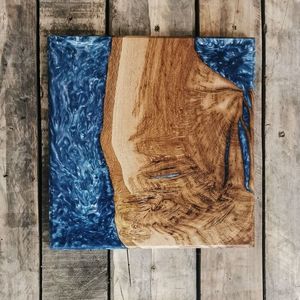 Tabla de cortar de resina hecha a mano con Río de resina azul cristal a través de madera de acacia Perfecta para servir bocadillos de queso de frutas - Product Image 6
