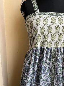 Robe Maxi en Coton Vert avec Bretelles Réglables Col Carré Imprimé Bloc Style Indien et Poche Longue Tenue d'Été - Product Image 2