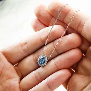 สร้อยคอจี้ทองคำขาว 18K พร้อมเพชรทรงรีสีน้ำเงินสดใส 2.38 กะรัต เพชรแฟนซีทรงรีที่เพาะเลี้ยงในห้องปฏิบัติการ - Product Image 2