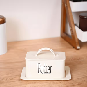 Plato para mantequilla, casa de campo, cerámica, color cremoso, tapa con mango, texto "Butter", cocina rústica, servicio clásico - Product Image 1