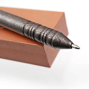 Stylo à bille en acier Damas fait main de haute qualité, avec logo personnalisé, dans un coffret en bois, en vente en gros - Product Image 4