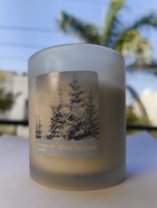 Bougies parfumées de Noël de haute qualité avec des parfums blancs de baies givrées à feuilles persistantes lisses 3 arômes différents - Product Image 3