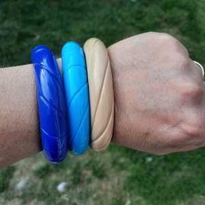 Brazaletes de resina facetada etérea - Product Image 6