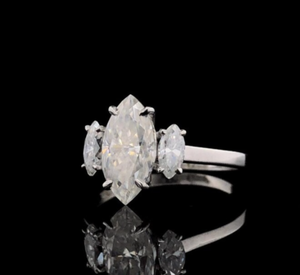 Anillo de diamantes de moissanita con forma de Marqués blanco Anillo de compromiso de Plata de Ley 925 Anillo de compromiso con forma de Marqués de 3 piedras - Product Image 1