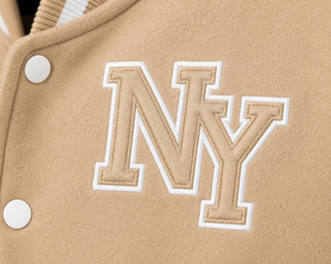 Chaqueta Varsity de Cuero Genuino para Hombre SINEWY SPORTS, Color Beige con Mangas Blancas, Logotipo NY Bordado, Transpirable, Estilo Preppy, para Otoño - Product Image 4