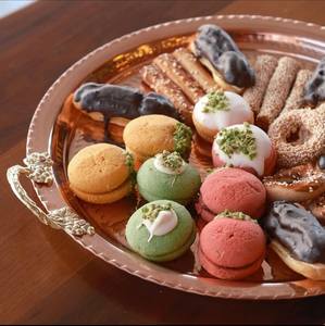 Plateau de service traditionnel en laiton de style indien avec motifs sculptés uniques et poignées robustes au meilleur prix de gros - Product Image 5