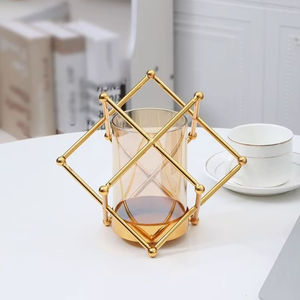 Bougeoir décoratif unique en métal avec éclat doré parfait pour les cadeaux de mariage pendaison de crémaillère et les occasions festives - Product Image 1