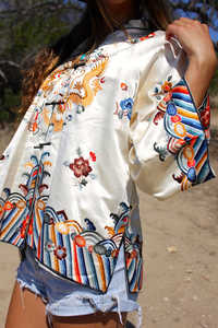 Chaqueta de cama bordada a mano asiática Hermoso bordado Satén de seda muy detallado Excelente Estilo Vintage - Product Image 3