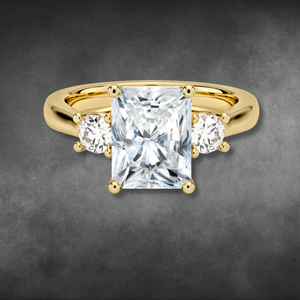 Anillo de compromiso de oro con tres diamantes cultivados en laboratorio, corte radiante, para mujer, certificado IGI, joyería fina, diseño nupcial elegante. - Product Image 1
